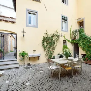 Corte Paolina - Charming Courtyard Inside Lucca